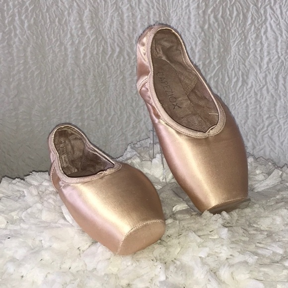 Capezio Tapered Toe (FlexiFirm) Pointe Ballet Shoe - Picture 4 of 11